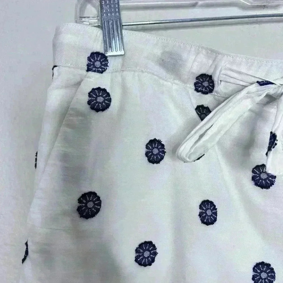 Ann Taylor Loft White Floral 100% Cotton Shorts Size Medium Navy Blue - Picture 3 of 7
